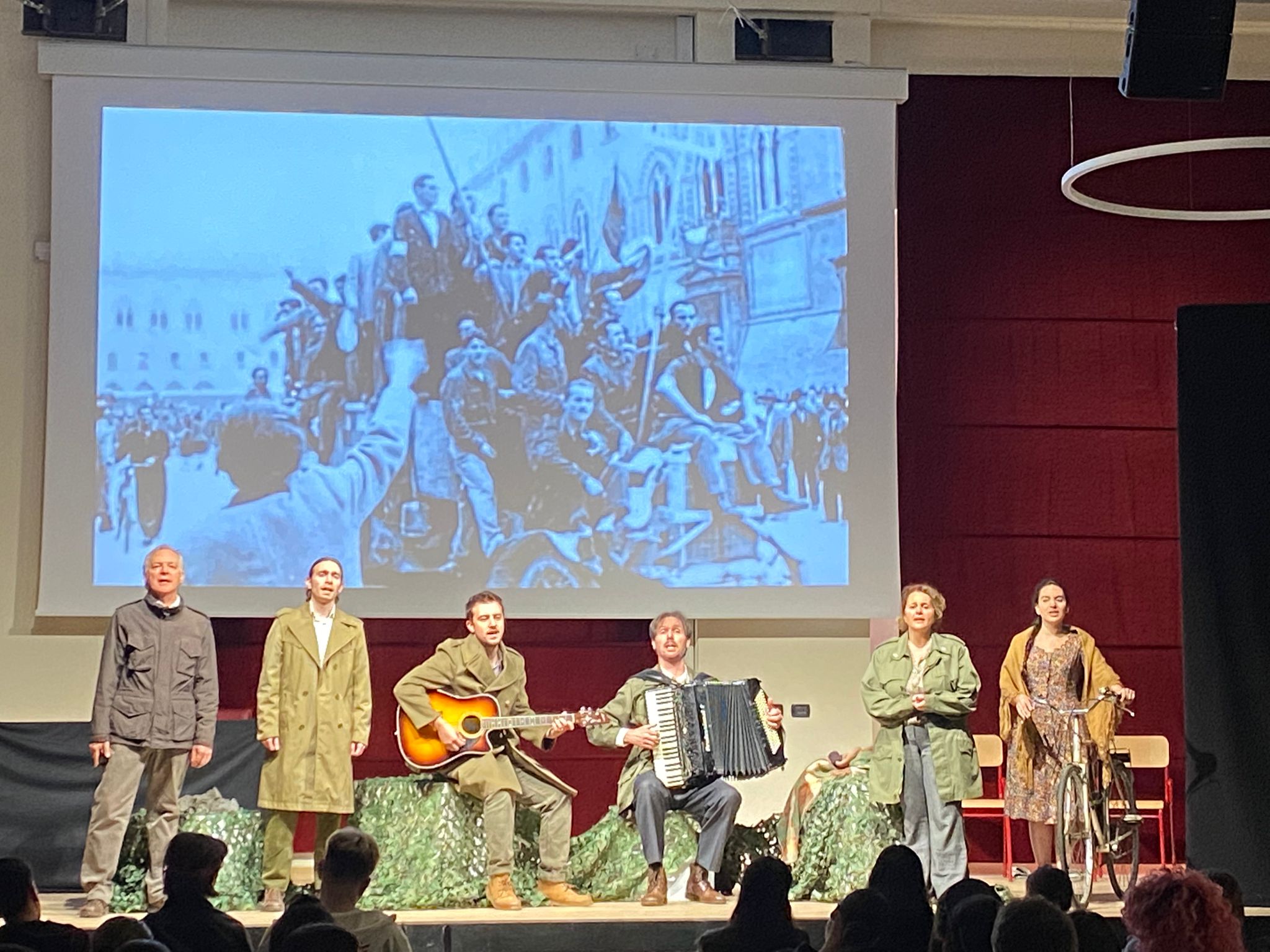 Il cast di Avevamo vent’anni in scena durante un momento musicale