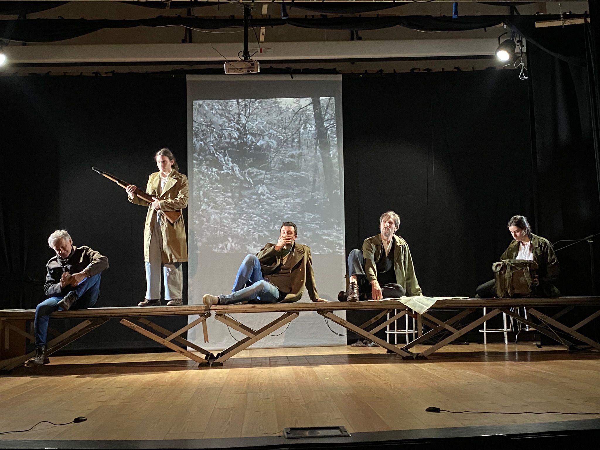 Il cast di Avevamo vent’anni durante una scena dedicata alla Resistenza