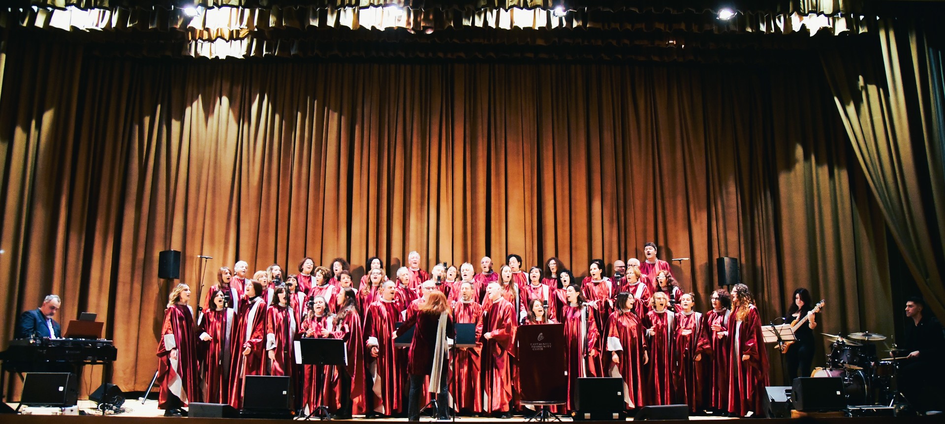 Il Castagnole Community Choir riunito sul palco