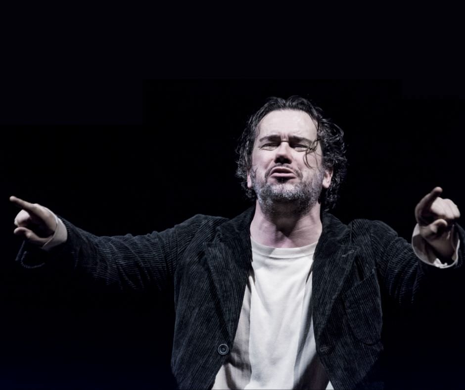 Andrea Lupo nello spettacolo Il circo capovolto