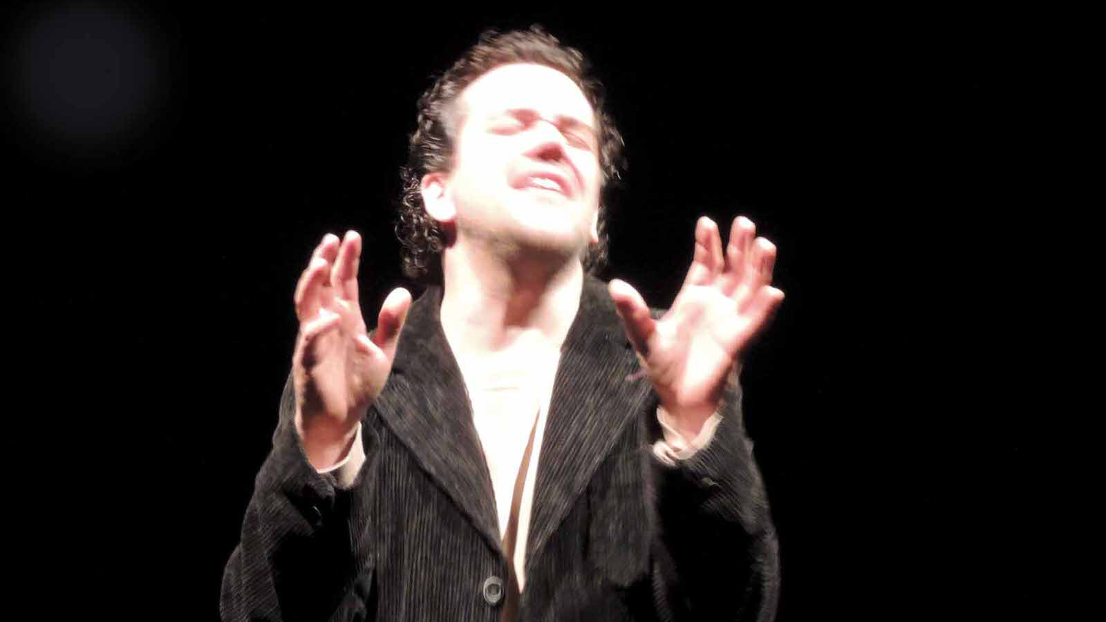 Andrea Lupo in una scena di Il circo capovolto