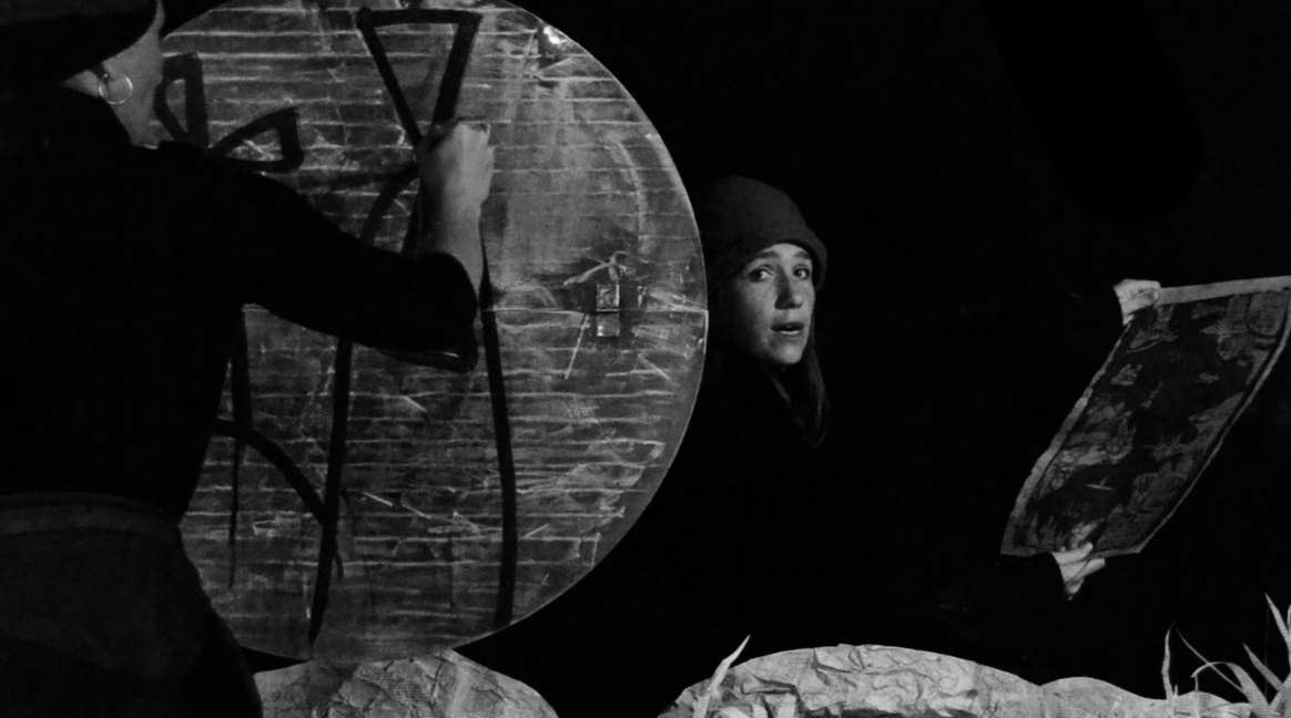 Una scena in bianco e nero di Il viaggio di Grusso