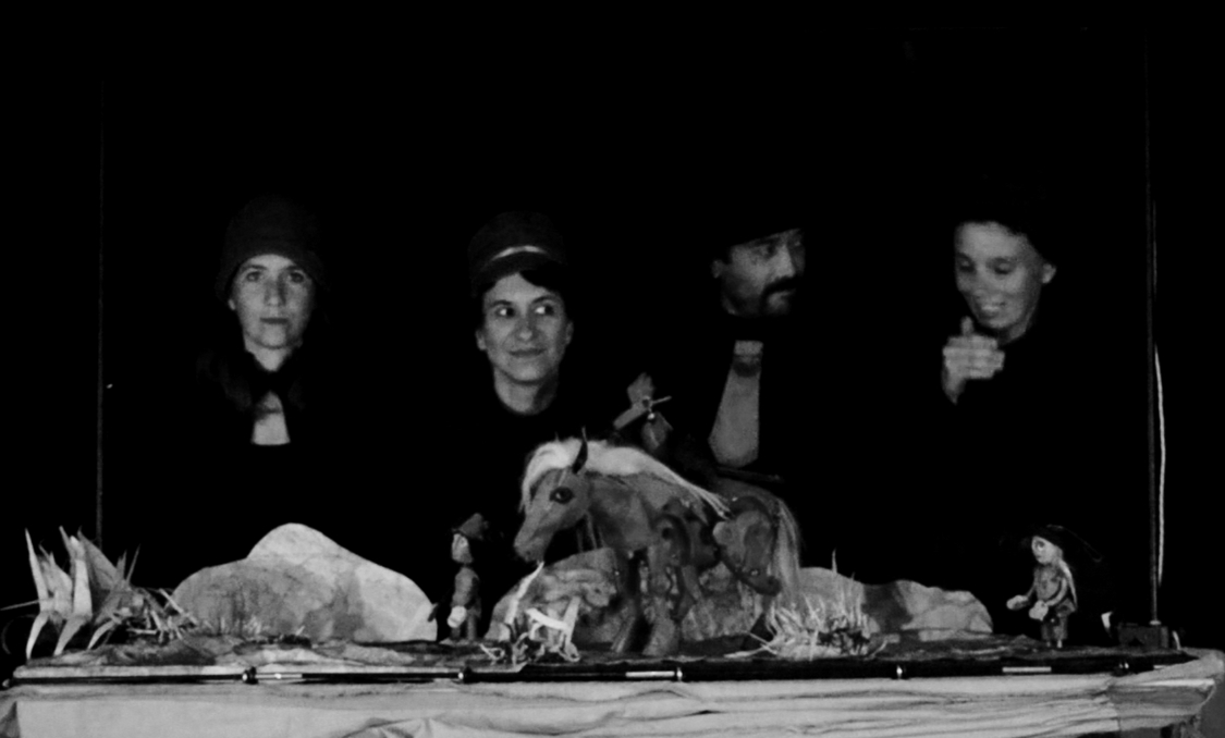 La compagnia dietro la scenografia di Il viaggio di Grusso